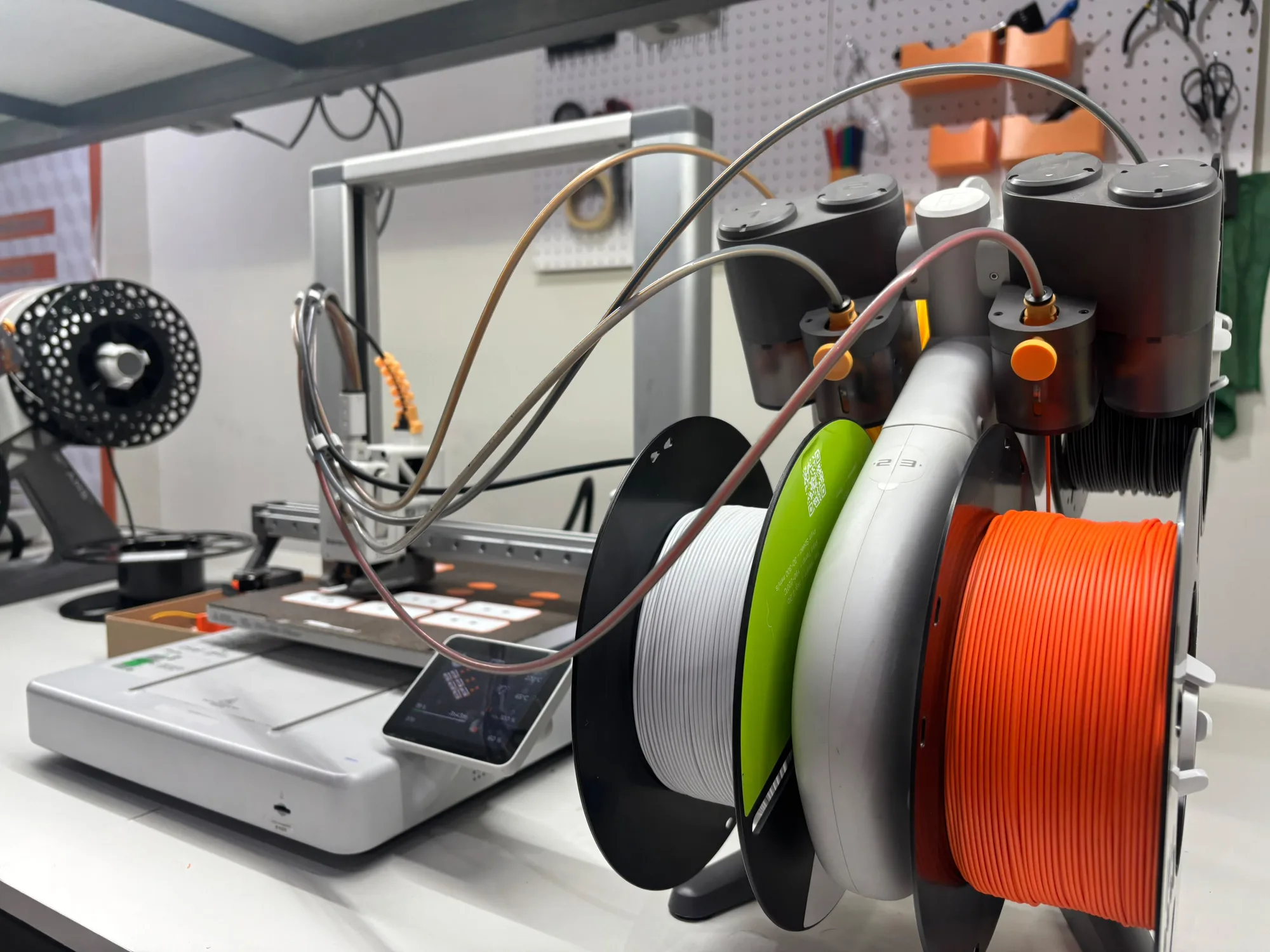 Bancada real da Casa 3D com equipamento Bambu Lab